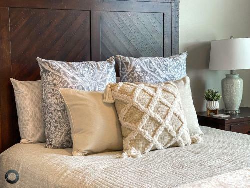 Stylish Amp Comfy Oasis 5min To Amp Queen Beds