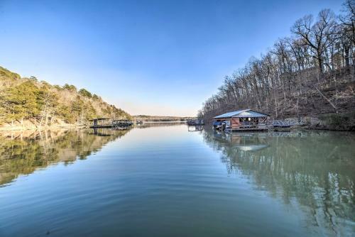 Spacious Home On Beaver Lake With Deck And Fire Pit!