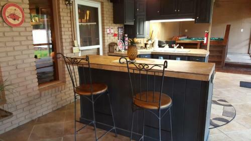 Waterfront Listing - 3 Bedroom 3 Bath On Secluded Private Cove,great Location