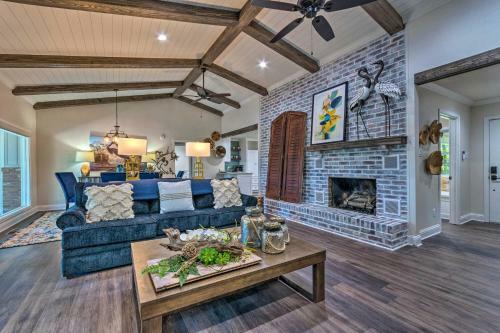Lake Hamilton Escape With Deck, Games And Water Views!