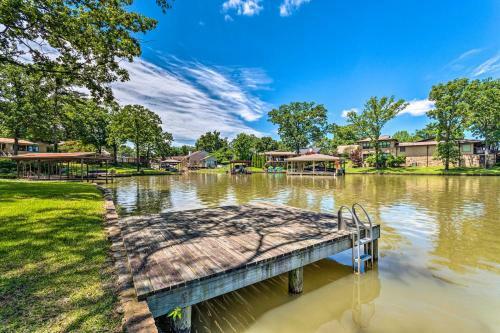 Lake Hamilton Escape With Deck, Games And Water Views!