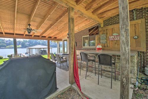 Lake Hamilton Family Escape With Kayaks, Dock, Grill