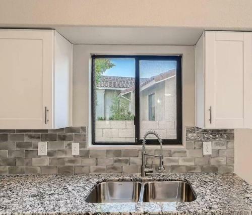 Contemporary Oro Valley Retreat With Mountain View
