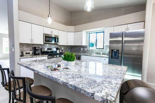 Contemporary Oro Valley Retreat With Mountain View