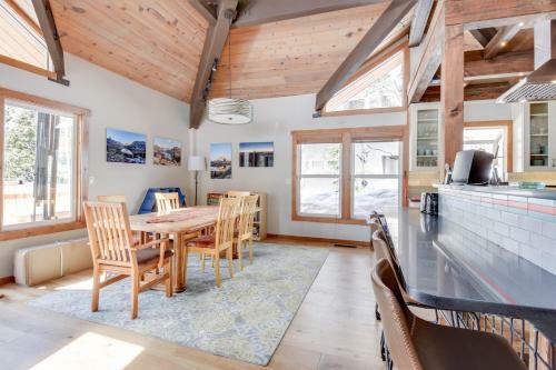 Contemporary Snow Crest