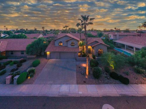 Premier Hosts Present Scottsdale Luxury Oasis With Lagoon Pool