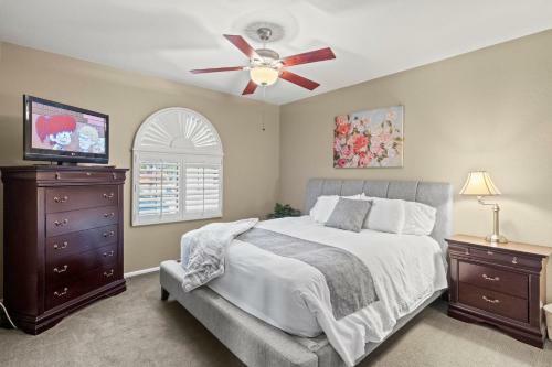 Premier Hosts Present Scottsdale Luxury Oasis With Lagoon Pool
