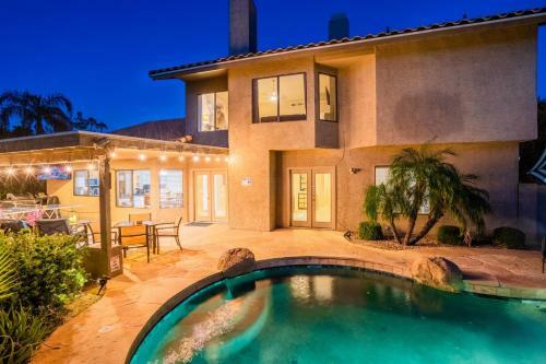 Premier Hosts Present Scottsdale Luxury Oasis With Lagoon Pool