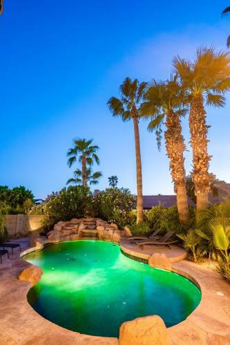 Premier Hosts Present Scottsdale Luxury Oasis With Lagoon Pool