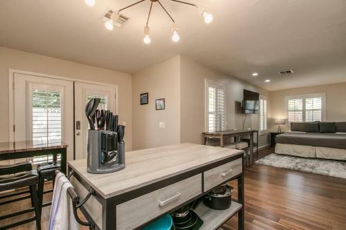 Stylish & Spacious Phoenix Mid Town Guest House