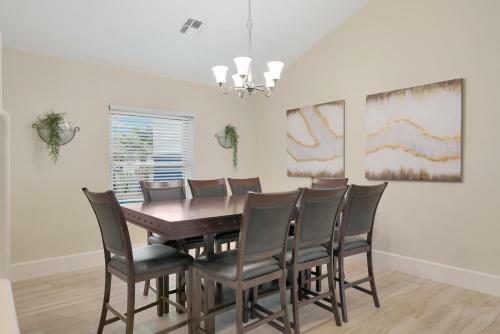 Conveniently Located Modern Luxury Home