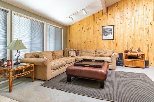 Todds Lakefront House