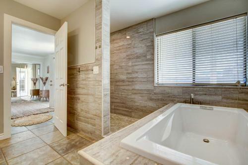 Family-friendly Bakersfield Getaway With Pool!