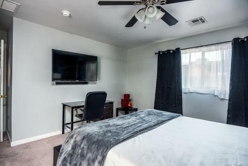 Location Location- 5 Bedroom Smart Home - Firepit/garage