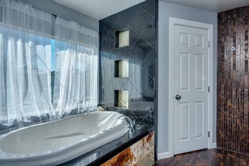 Location Location- 5 Bedroom Smart Home - Firepit/garage