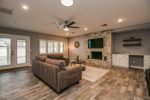 Modern Chic Old Town Scottsdale Home Wpool & Gym