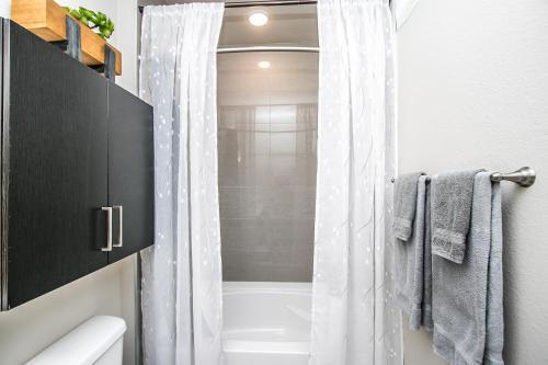 Rooftop Pool - Tpc, Shopping & Dining 2 Miles Wtih Parking - 4404