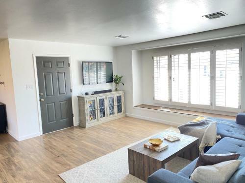 New! Old Town Scottsdale Gem! Close To Everything!
