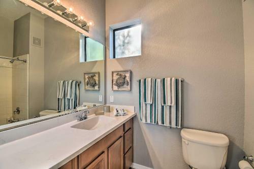 Vibrant Townhome With Balcony And Community Pool!