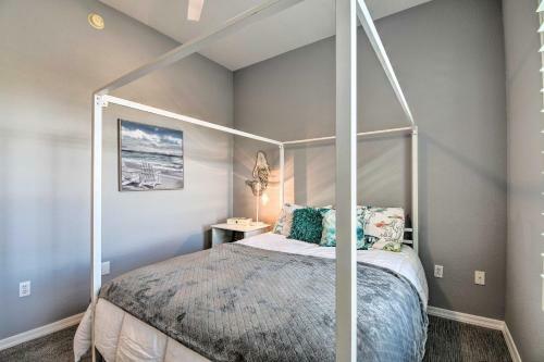 Vibrant Townhome With Balcony And Community Pool!