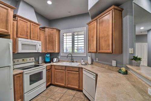 Vibrant Townhome With Balcony And Community Pool!