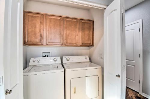 Vibrant Townhome With Balcony And Community Pool!