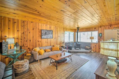 Charming Chalet Deck, 5 Mi To Big Bear Lake!