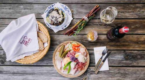 Hostal G�stezimmer & Buschenschank Mit Weingut Hack-gebell