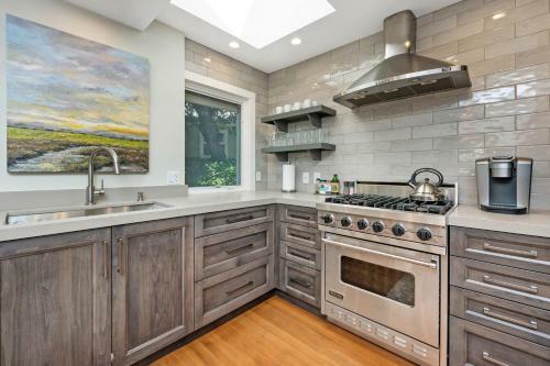 The Oxbow House - Designer 3bd/2ba Home