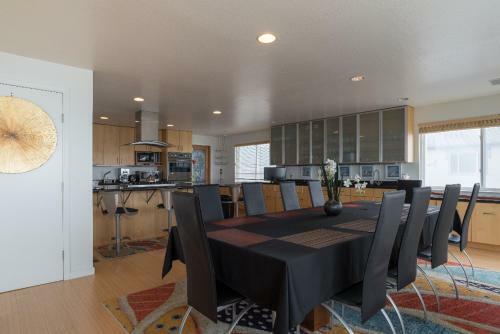 Beach Front 5b/3bt 3200sq Huge Luxury Only 7 Miles From San Francisco