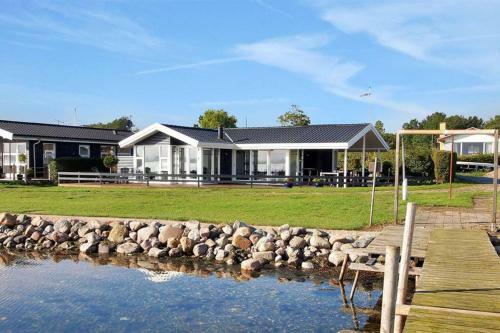 Eksklusiv Sommerhus Beliggende I Vandkanten