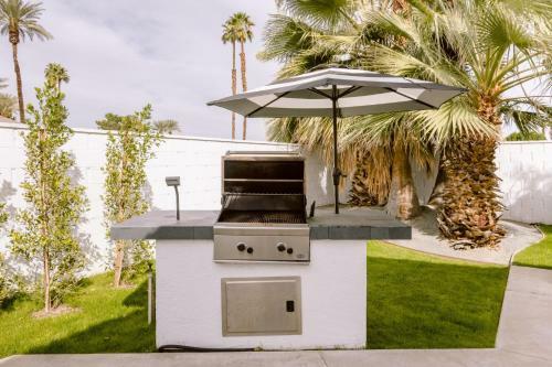 Mid Century Modern With Amazing Mountain View (E-scooters Included)
