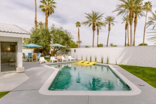 Mid Century Modern With Amazing Mountain View (E-scooters Included)