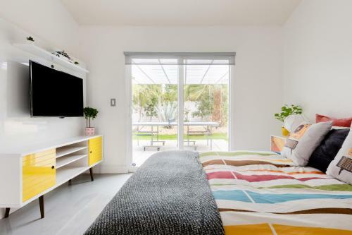 Mid Century Modern With Amazing Mountain View (E-scooters Included)