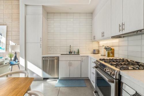 Mid Century Modern Living Walking Distance To El Paseo