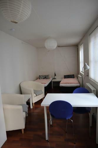 Hostal Rooms In Quiet Yellow Courtyard Apartment