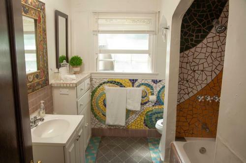 Cozy Cottage In Noho Arts District