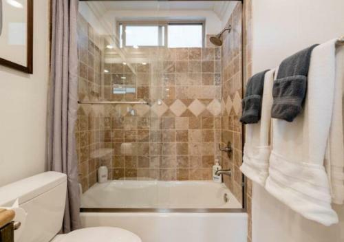 Apartamento Studio City Flat- Queen Bed, Jacuzzi, Free Parking