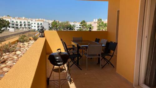 Apartamento Com 2 Quartos, Varanda Ampla E Piscina