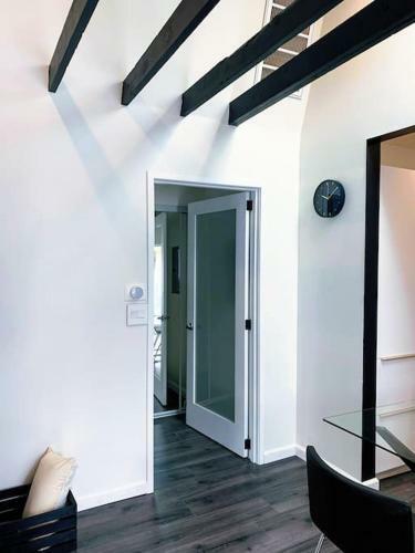 Memorable Renovated 1br Unit By The Pool