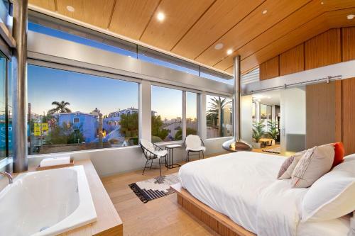 Modern Venice Beach Home With Rooftop & Spa