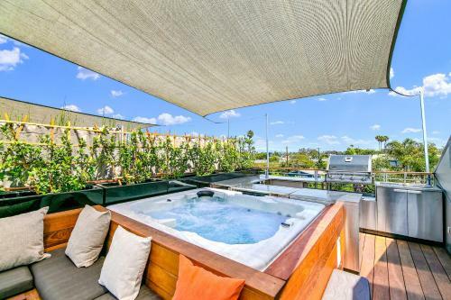 Modern Venice Beach Home With Rooftop & Spa