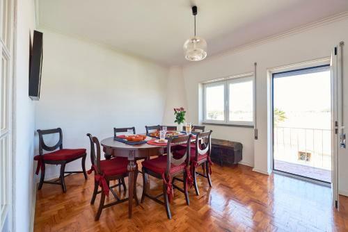 Bright Apartment With Garden In Cascais
