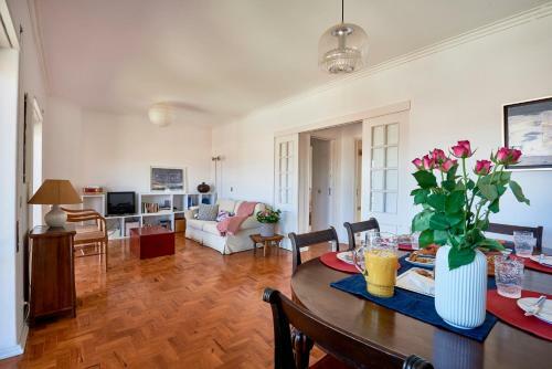 Bright Apartment With Garden In Cascais
