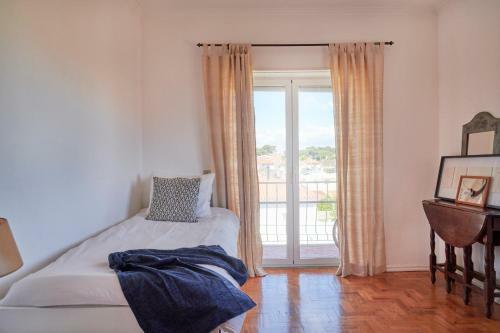 Bright Apartment With Garden In Cascais