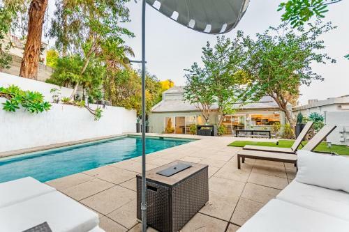Modern Hollywood Hills Home-pool,sauna,5*location