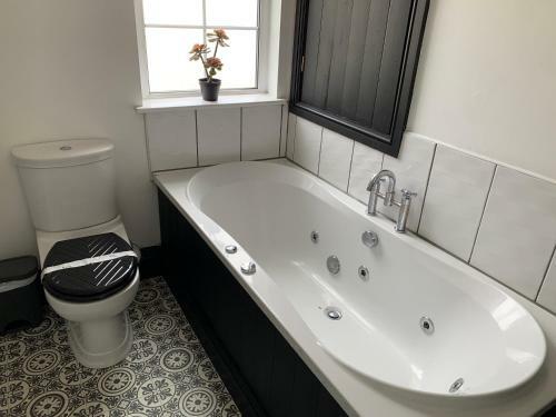Contemporary & Chic Inner Terrace 5 Mins From Barnsley Town Centre