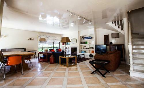 Bed & Breakfast Lisbon Surf Villa