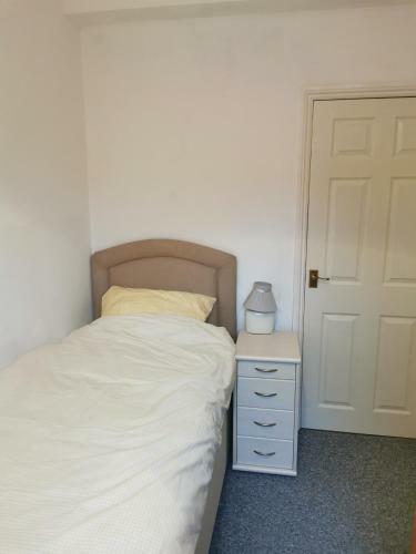 Parkside House 3 Bedroom 2 Bathroom. Parking.