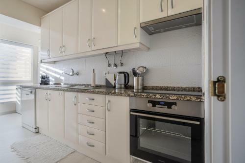 Charming & Spacious Sea Front Apartment